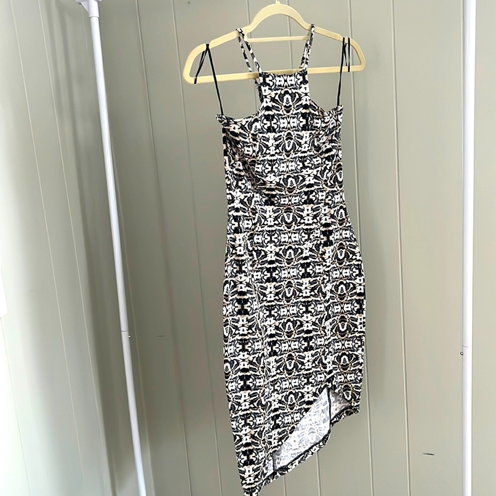 Express size small fitted dress. Fun neck line with an earthy colored pattern.